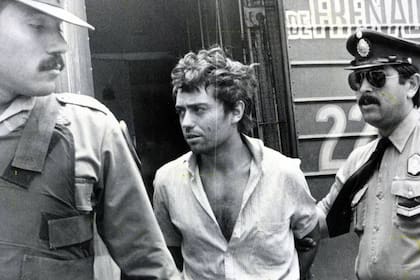 Alejandro Puccio en uno de sus traslados, en el año 1988