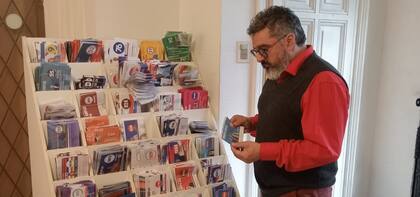 Alejandro Quintino, de la sede central del Frente Amplio en Montevideo, junto a boletas partidarias