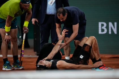 Alejandro Resnicoff asistiendo a Alexander Zverev cuando el alemán sufrió una severa lesión de tobillo ante Rafael Nadal en Roland Garros 2022