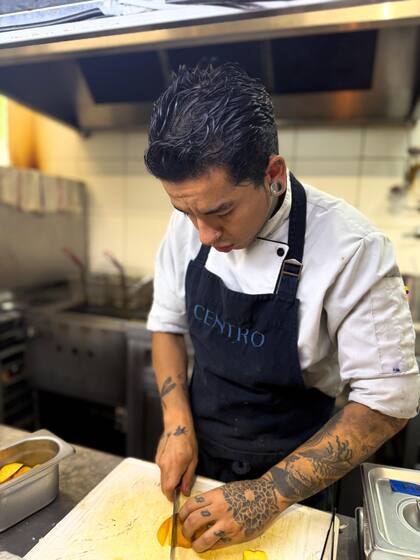 Alejandro Rodríguez hoy es jefe de cocina en un reconocido restaurante porteño: “Es muy bueno poder incluir otras técnicas latinoamericanas, y que otros puedan ir conociendo ese lado de la cocina”, dice Alejandro, pensativo. “La idea es afianzar lo que tenemos cerca”.