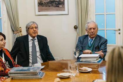 Alejandro Roemmers junto al Premio Nobel Mario Vargas Llosa, en una reunión previa a la presentación de la novela Morir lo necesario en la Feria del Libro (Foto: Alex Robledo)