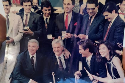 Alejandro Romay, Horacio Larrosa y parte de los integrantes de Nuevediario en una de las tantas celebraciones brindada por el dueño del canal