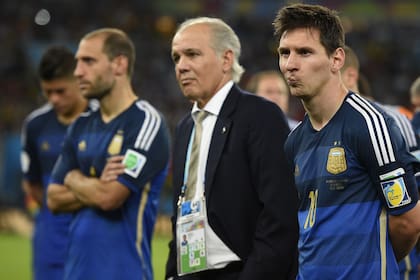 Alejandro Sabella con Pablo Zabaleta y Lionel Messi; la frustración en Brasil 2014 por la final perdida ante Alemania