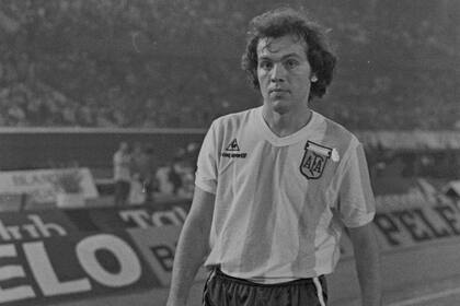 Alejandro Sabella, jugador de selección: con Bilardo, entre 1983 y 1984, disputó 8 partidos; entre 1994 y 1998 fue ayudante de campo de Passarella, y de 2011 a 2014 condujo al equipo albiceleste