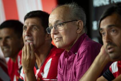 Alejandro Sabella en la presentación de la camiseta de Estudiantes