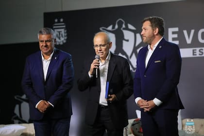 Alejandro Sabella, homenajeado por Claudio Tapia y Alejandro Domínguez (Conmebol), en el predio de la AFA en Ezeiza