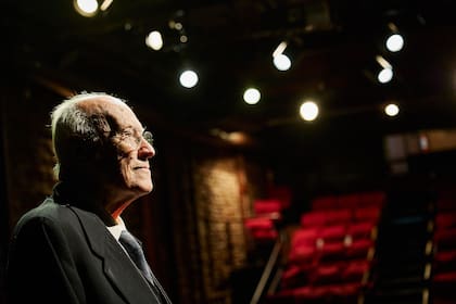 Alejandro Samek, actual responsable de la gestión de la sala, posa en el centro de la escena