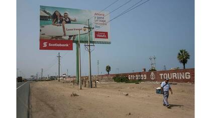 Alejandro Sánchez vende helados a lo largo de la Carretera Panamericana en el lado sur de Lima