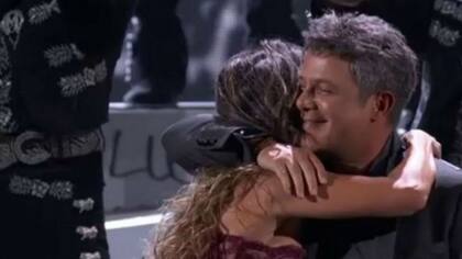 Alejandro Sanz abraza a Paula Fernandez tras su bello dueto