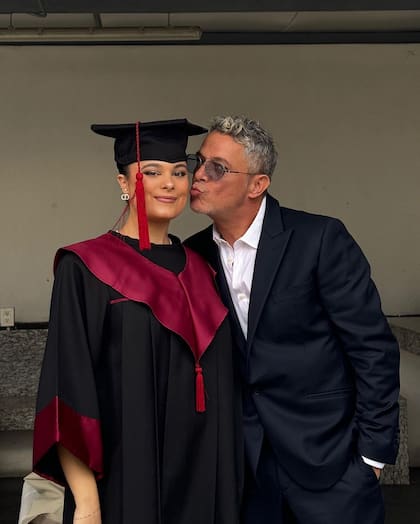 Alejandro Sanz apareció por sorpresa en la graduación de su hija