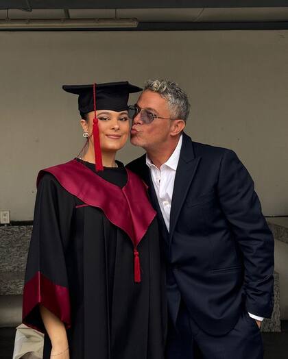 Alejandro Sanz apareció por sorpresa en la graduación de su hija