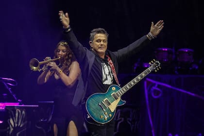 Alejandro Sanz se emocionó con su público, quien le preparó varias sorpresas durante la noche