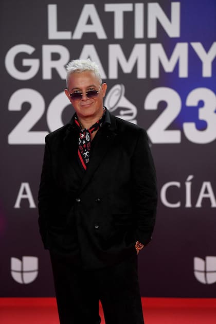 Alejandro Sanz llega a los Grammy de negro, pero con un toque de color