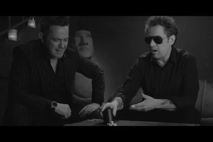 Alejandro Sanz y Andrés Calamaro, en una secuencia del video que grabaron juntos para presentar una nueva versión de "Flaca"