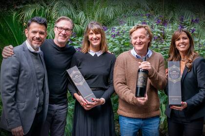 Alejandro Sejanovich y Jeff Mausbach, propietarios de MIL SUELOS junto al Panel de Cata de BONVIVIR.