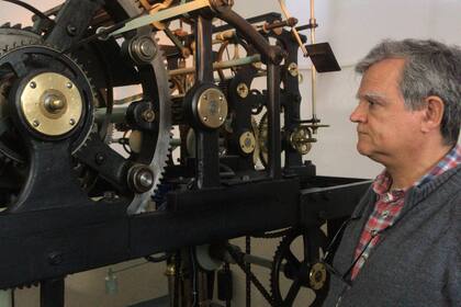 El relojero lleva más de 20 años arreglando los relojes de los principales monumentos de la Ciudad