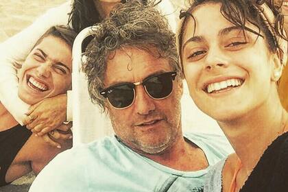 Alejandro Stoessel junto a sus dos hijos, Tini y Fran, y su mujer Mariana