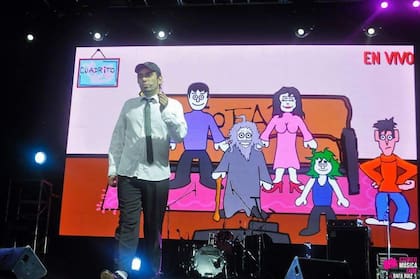 Alejandro Szykula en el escenario con Alejo y Valentina de fondo (Foto: Gentileza)