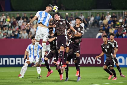 Alejandro Tello disputa la pelota vía aérea con Aldo De Nigris en Doha; el empate fue un resultado merecido, pero hubo penales.