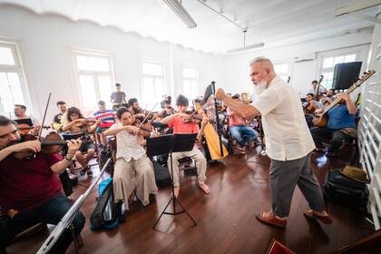 Alejandro Terán y la Orquesta Hypnofón, durante un ensayo