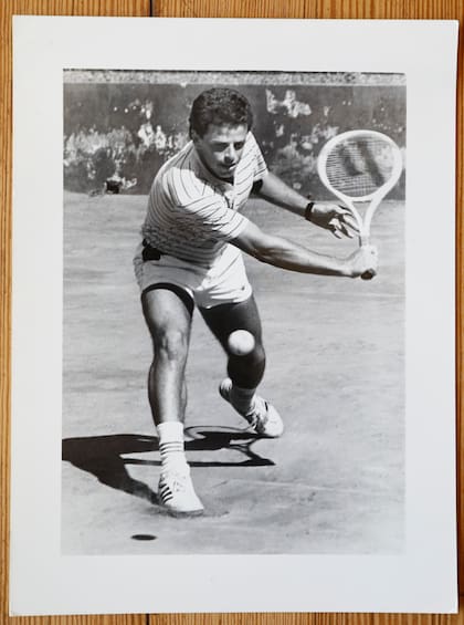 Alejandro "Toto" Cerúndolo, en su época de tenista: estuvo entre los mejores 310 del mundo en 1982; luego se dedicó a la formación y a ser coach de numerosos jugadores como Mecha Paz o Chucho Acasuso, entre otros. 