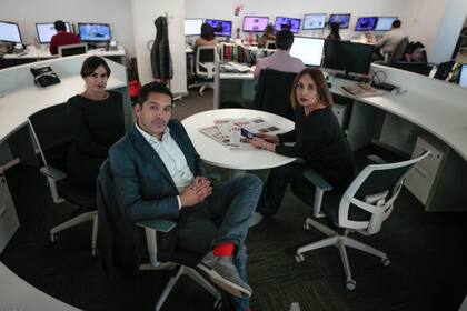 Alejandro Trujillo en la mesa central de La Tercera, el medio emblema de Copesa en Chile