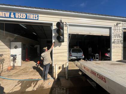Alejandro, un salvadoreño indocumentado que trabaja en un taller mecánico en Swannanoa, Carolina del Norte.