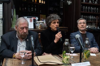 Alejandro Vaccaro, presidente de la Fundación El Libro, Ignacio Iraola, presidente de la Comisión de Cultura e Innovación de la FEL y Ezequiel Martínez, director de la Feria del Libro