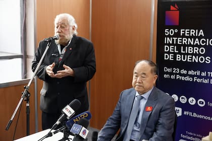 Alejandro Vaccaro, presidente de la SADE y secretario de Fundación El Libro, durante un encuentro del Nobel chino con periodistas en La Rural