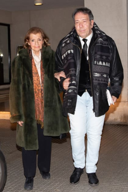 Alejandro Veroutis también "custodió" la salida de María Teresa Villarroel.