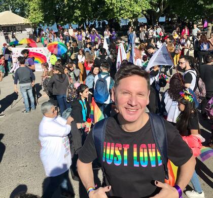 Alejandro Viedma en una marcha por el Día Internacional del Orgullo