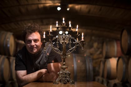 Alejandro Vigil en la cava de Enemigo Wines