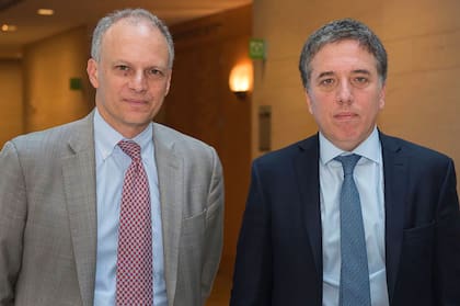 Alejandro Werner (FMI) y el ministro Nicolás Dujovne, ayer, en las oficinas del organismo en Washington