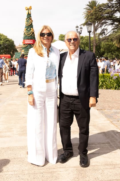 Alejandro y Bettina Bulgheroni posaron para ¡HOLA! antes de subir a la tribuna