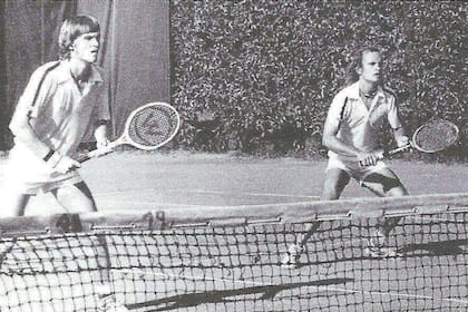 Alejandro y Charlie Gattiker (fallecido en 2010, con 53 años), jugando dobles juntos: "Él era dos años mayor que yo, viajamos muchos años, fuimos hermanos y mejores amigos"