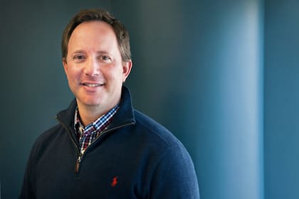 Alejandro Zuzenberg: Para que un chatbot sea exitoso tiene que tener un propósito claro desde su creación, y estar alineado con el tono y lenguaje de la marca. Si no hay coherencia ni claridad en la conversación, el usuario lo percibe como una fricción más”