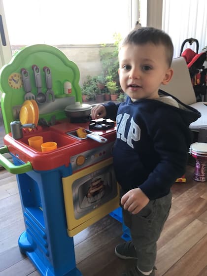 Alejo, 2 años, con su cocina