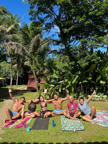 Alejo, el último de la izquierda, durante su estadía en un hostel en Brasil