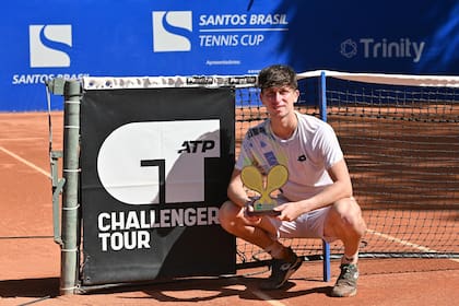 Alejo Lingua, el domingo pasado, con el trofeo de campeón del Challenger de Santos, Brasil