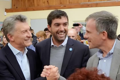 Alejo Maxit saluda al por entonces presidente, Mauricio Macri.