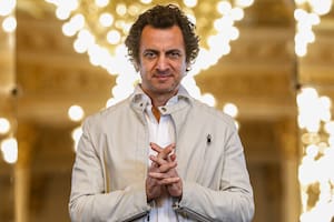 Dirige sin batuta, debuta al frente de la Estable del Colón en su cumpleaños y se entusiasma con los jóvenes que se incorporaron