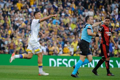 Alejo Veliz, feliz por el gol que acaba de convertir para Rosario Central en el clásico ante Newells