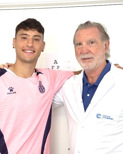 Alejo Véliz junto al médico de la clínica donde se hizo la revisación y filmó el video sorpresa para las redes sociales del club Espanyol.