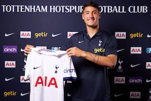 El juvenil argentino que empezó a vivir su sueño en la Premier League y tendrá compañía de selección