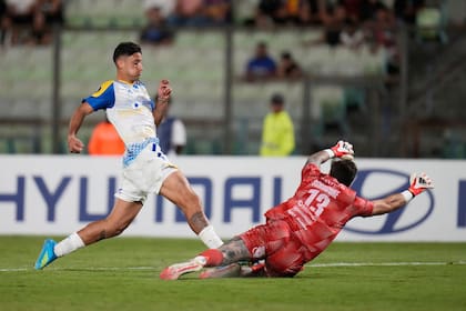 Alejo Véliz provocó el penal, el del 2-0