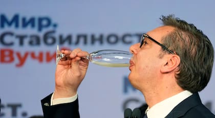 Aleksandar Vucic bebe champagne tras proclamar su victoria en las elecciones presidenciales, en Belgrado, Serbia, el domingo 3 de abril de 2022