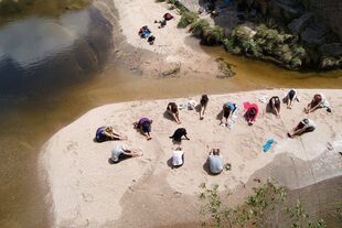 Alelí Peiró guía salidas de trekking combinadas con yoga en las sierras cordobesas