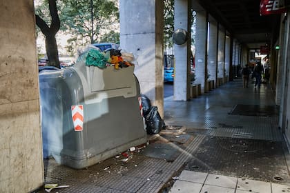 Alem al 400, en dirección al bajo porteño, la acumulación persiste incluso en cuadras con varios contenedores alineados