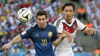 Lionel Messi disputa la pelota con Matt Hummels en la definición del Mundial Brasil 2014