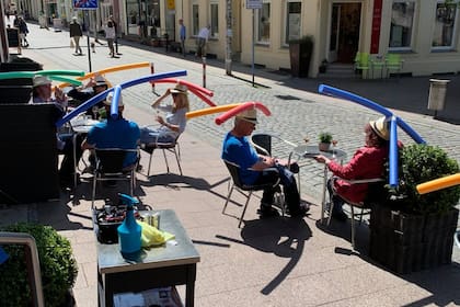 En los bares de Alemania hicieron la prueba de darles a los clientes unos flota flota que se ajustan sobre la cabeza para marcarles la distancia correcta